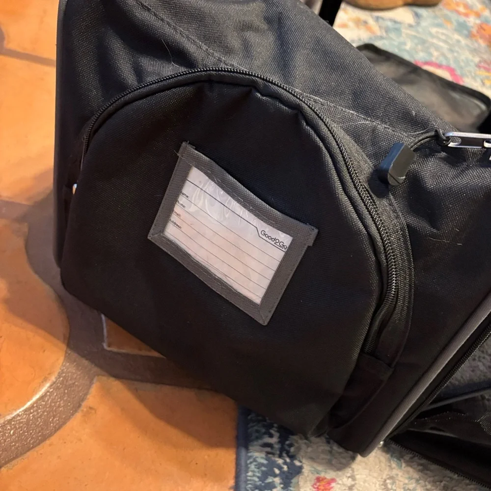 Dog or cat travel bag with side vent